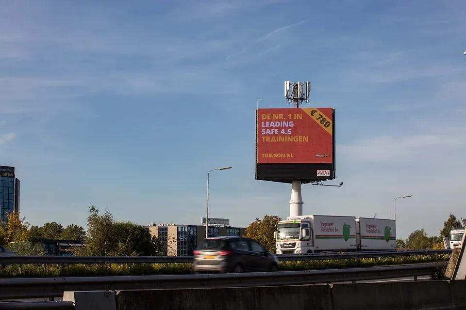 Reclameborden langs de snelweg: Wij geven onze SAFe trainingen met professionaliteit en enthousiasme. Hoog slagingspercentage & certificering