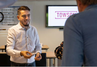 Ons trainingscurriculum is opgebouwd uit een set trainingen die bedoeld is om individuele ontwikkeling te ondersteunen en om organisaties te ondersteunen met een succesvolle en effectieve transformatie.  Als SAFe partner heeft Towson de accreditatie om te trainen en certificeren. Wij verzorgen niet álle SAFe trainingen, maar kiezen juist die trainingen waarvan wij denken dat deze, in combinatie met de door onszelf ontwikkelde trainingen, een curriculum vormen dat Agile transformaties op persoonlijk-, team- en organisatieniveau het beste ondersteunt. Naast de trainingen die wij geven via het open inschrijving schema, verzorgen wij ook in house trainingen.